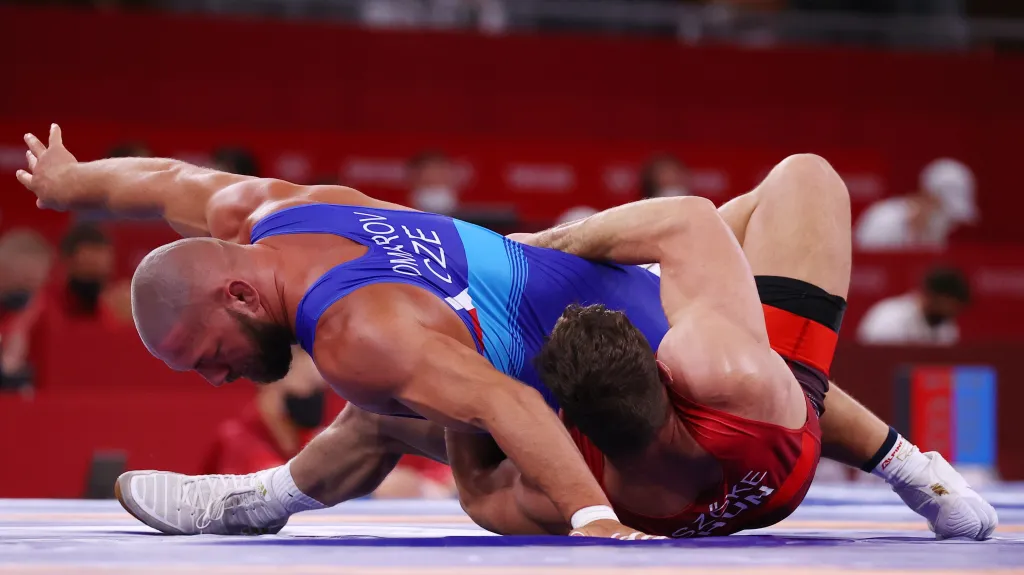 Artur Omarov (v modrém) v osmifinále Her v Tokiu