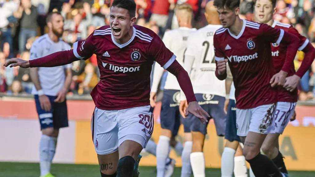 Adam Hložek se raduje z branky