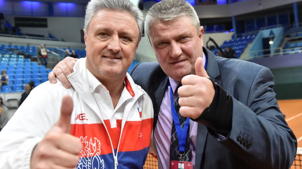 Kapitán daviscupového týmu Jaroslav Navrátil a prezident tenisové federace Ivo Kaderka (vpravo)