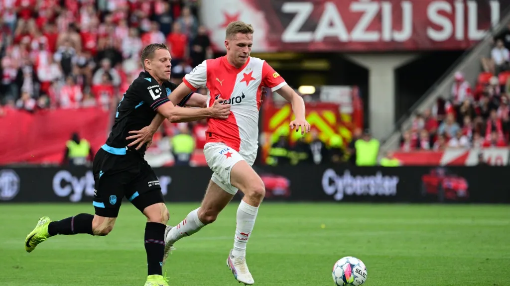 Plzeňský Matěj Vydra stíhá Davida Zimu ze Slavie