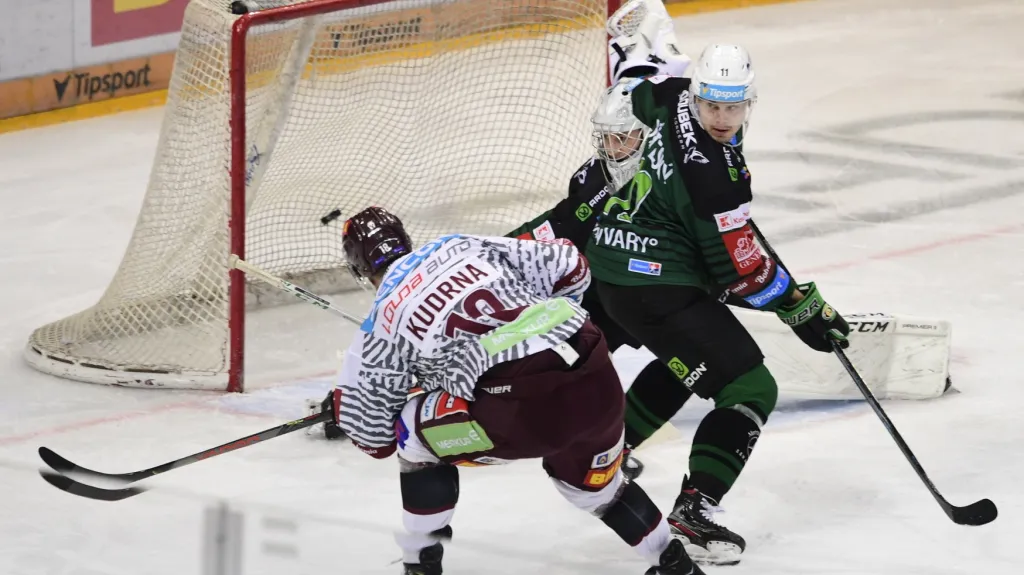 Andrej Kudrna ze Sparty dává gól K. Varům