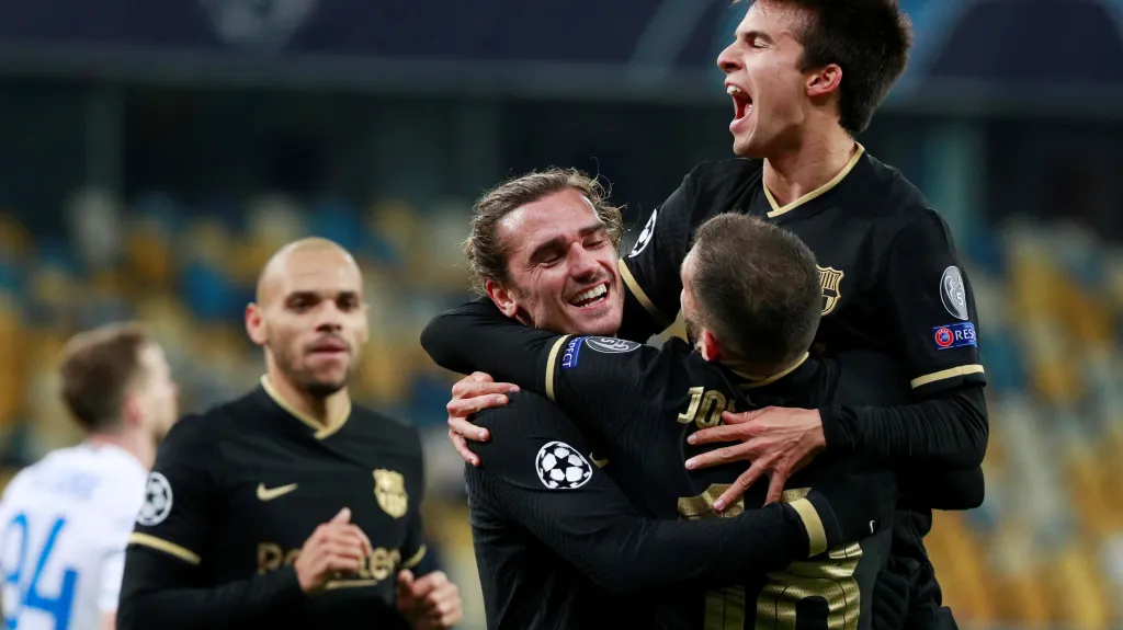 Fotbalisté Barcelony se radují z gólu v Kyjevě