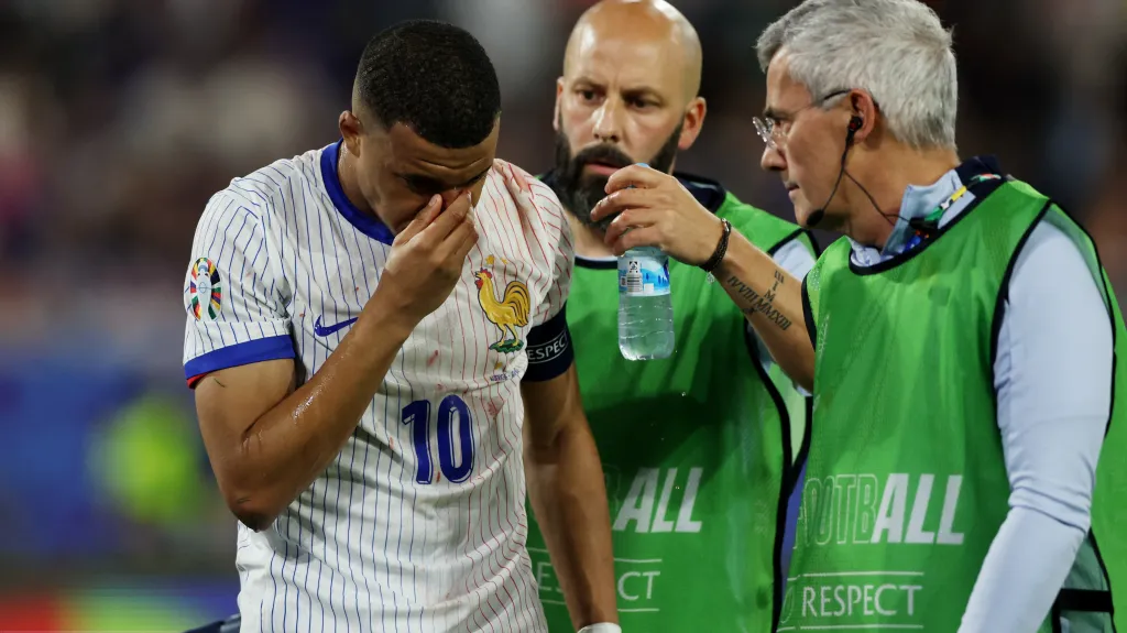 Francouz Kylian Mbappé opouští hřiště v doprovodu lékařů