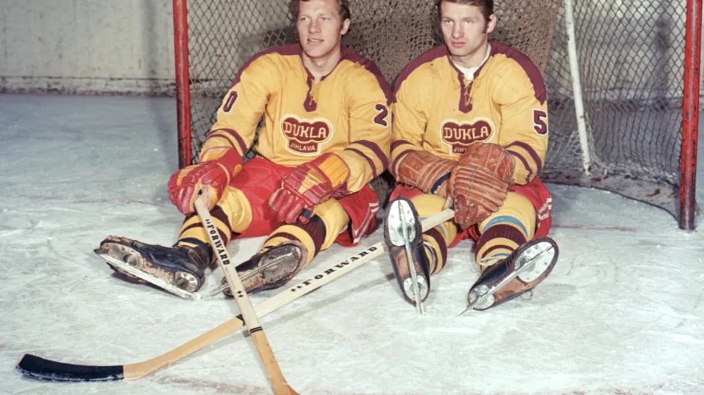 Jiří Holík (velvo) a jeho bratr Jaroslav v dresu jihlavské Dukly