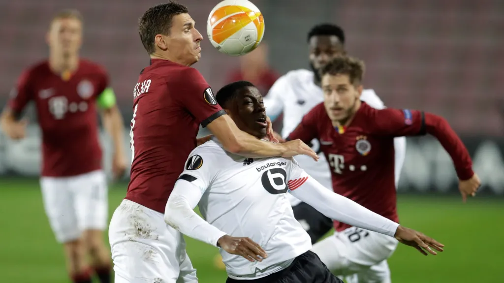 Pavelka brání útočníka Lille Davida