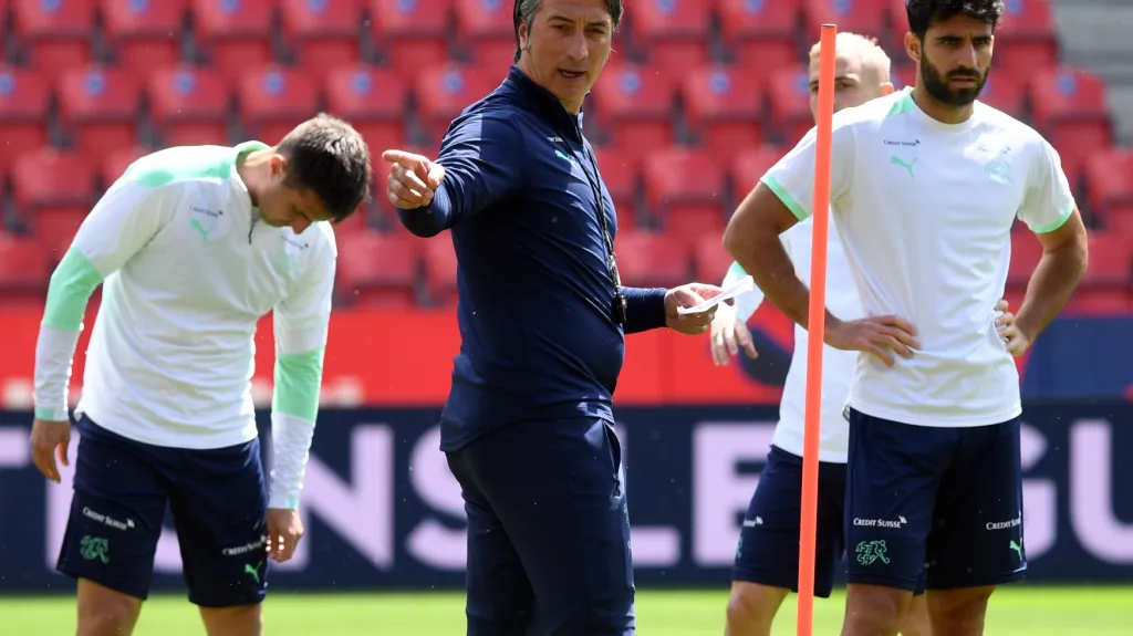 Kouč Murat Yakin na tréninku švýcarské reprezentace v Edenu