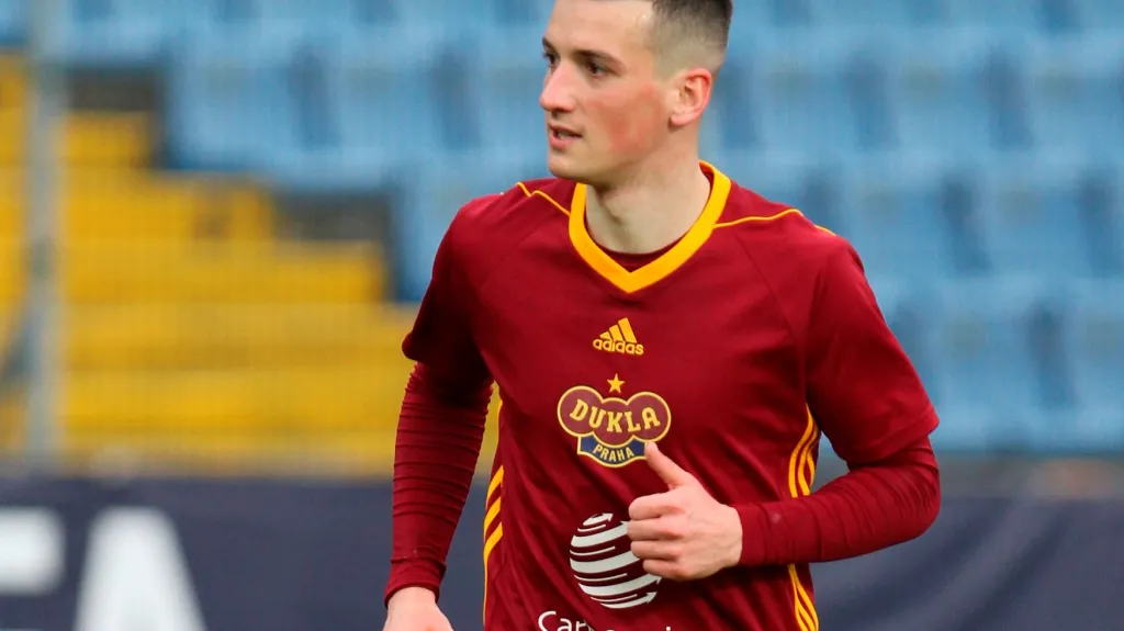 Obránce Dukly Praha Lukáš Holík