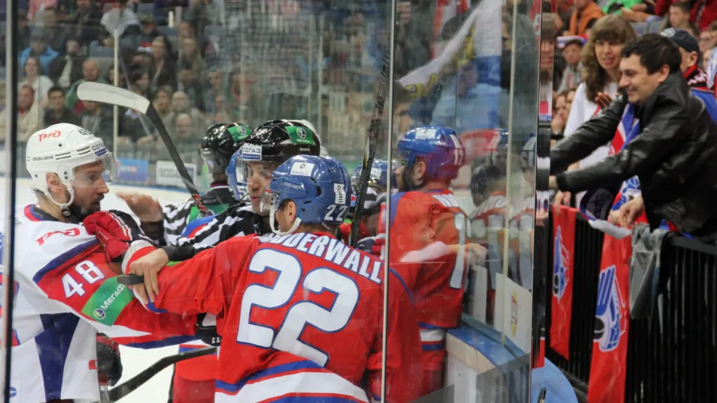 Jedna z mnoha šarvátek během utkání