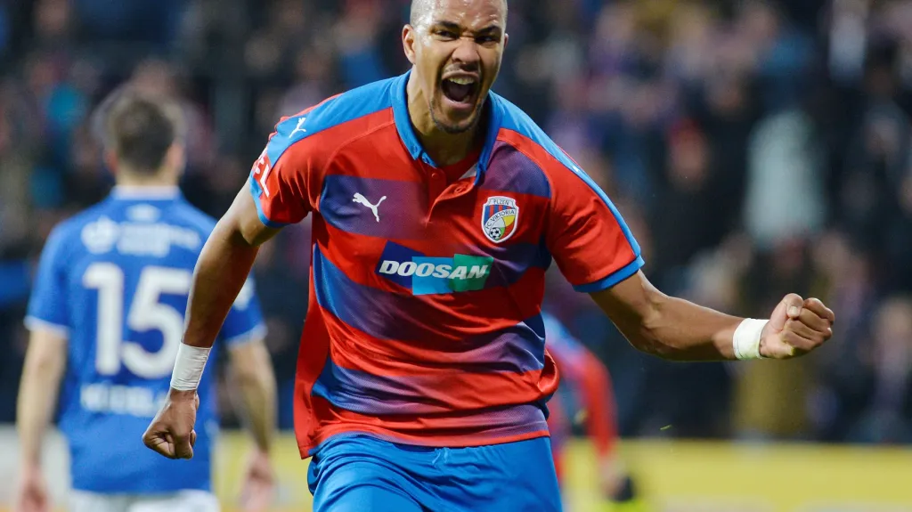 Jean-David Beauguel z Plzně slaví vstřelený gól v utkání proti Slavii Praha