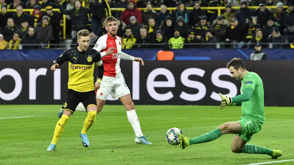 Obránce Ladislav Takács dobíhá při šanci Marca Reuse