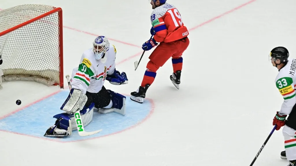 Jakub Flek dává v úniku gól Maďarům