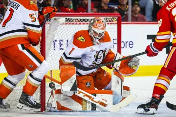 Lukáš Dostál v zápase Anaheimu s Calgary