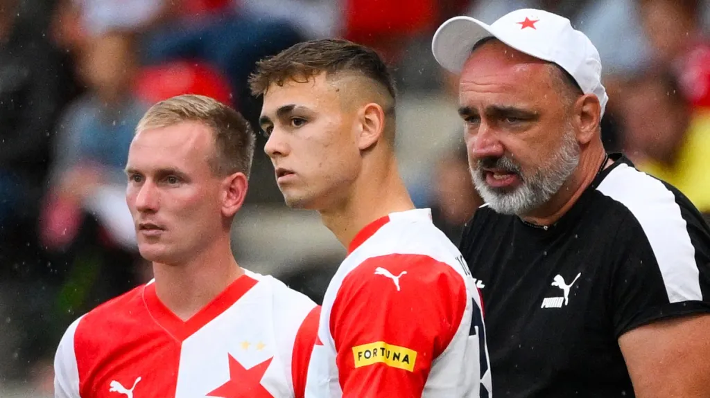 Trenér Slavie Jindřich Trpišovský se svými svěřenci