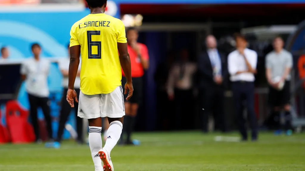 Kolumbijec Carlos Sánchez odchází ze hřiště po vyloučení