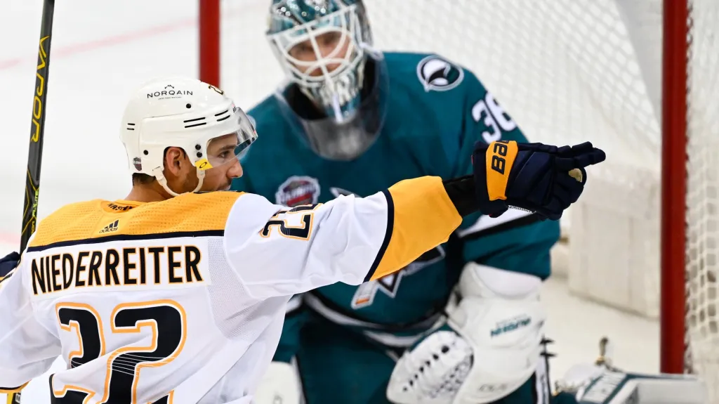 Nino Niederreiter z Nashvillu se raduje v zápase proti San Jose v Praze