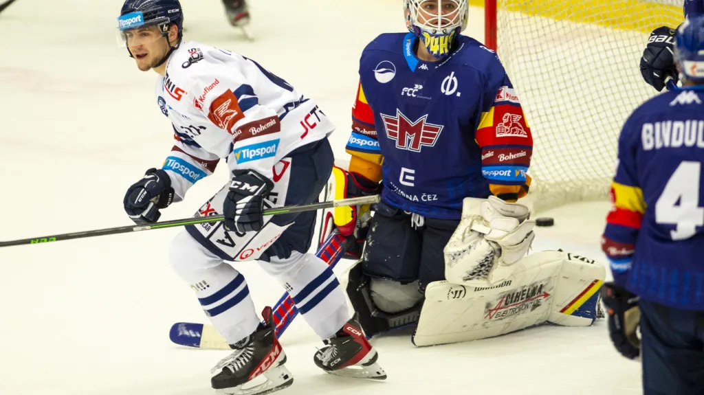 Vítkovický Petr Fridrich slaví gól za zády Dominika Hrachoviny