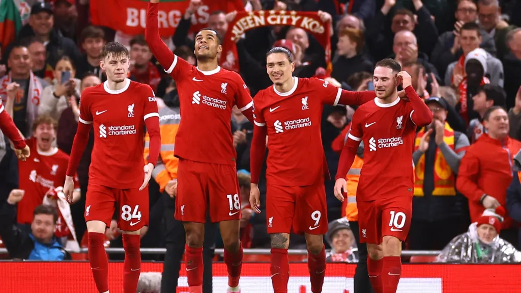 Fotbalisté Liverpoolu oslavují gól v Premier League