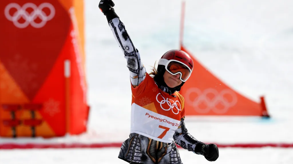 Ester Ledecká se raduje ze zisku zlaté medaile