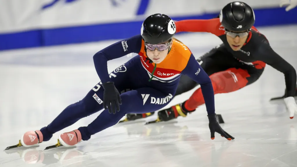 Nizozemská shorttrackařka Lara van Ruijvenová