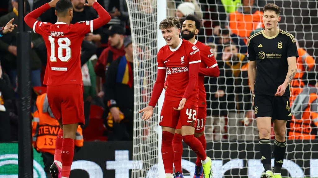 Fotbalisté Liverpoolu se radují z gólu ve sparťanské síti