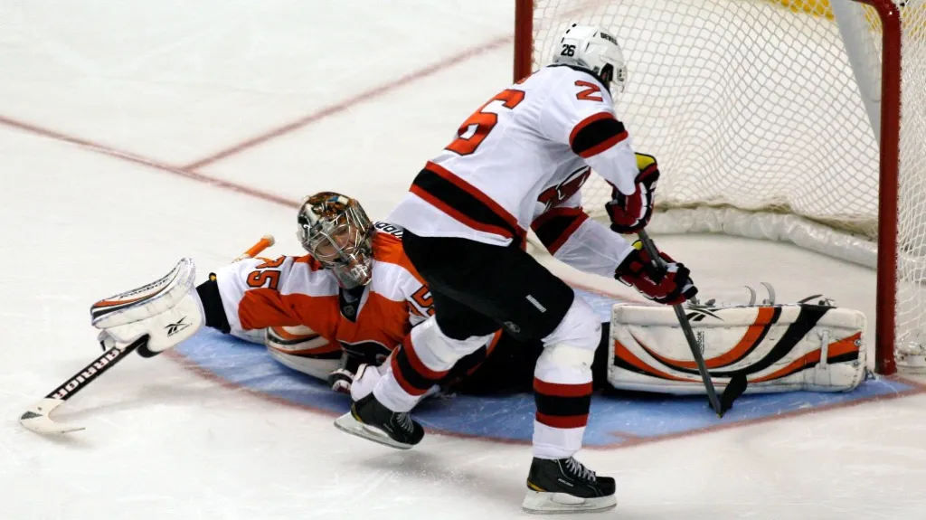 Patrik Eliáš při samostatném nájezdu