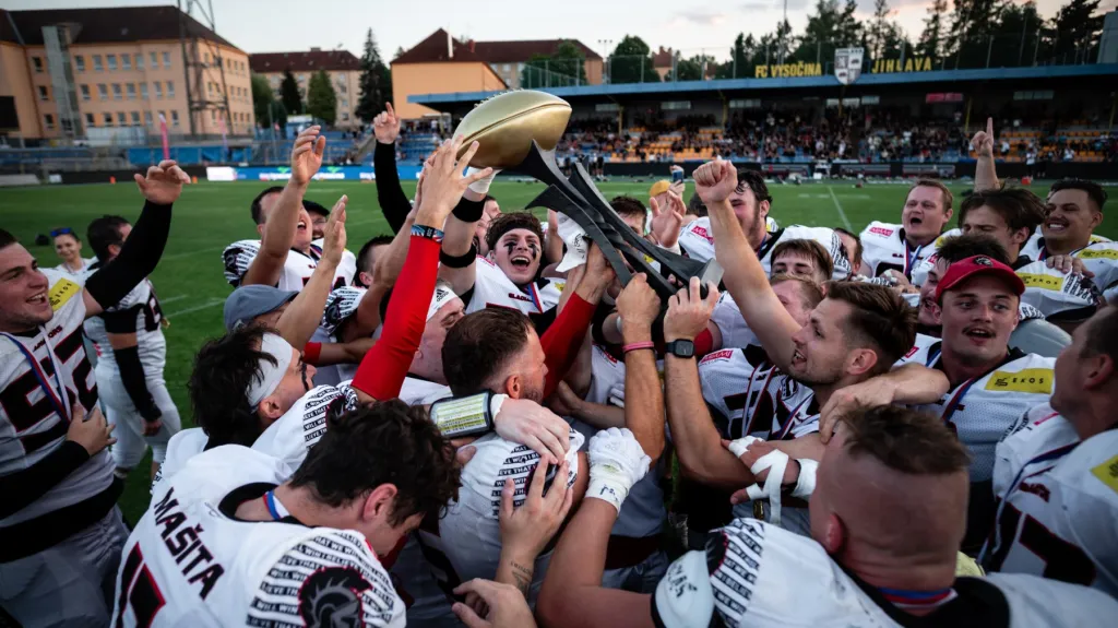 Hráči Gladiators se radují z vítězství v Czech Bowlu