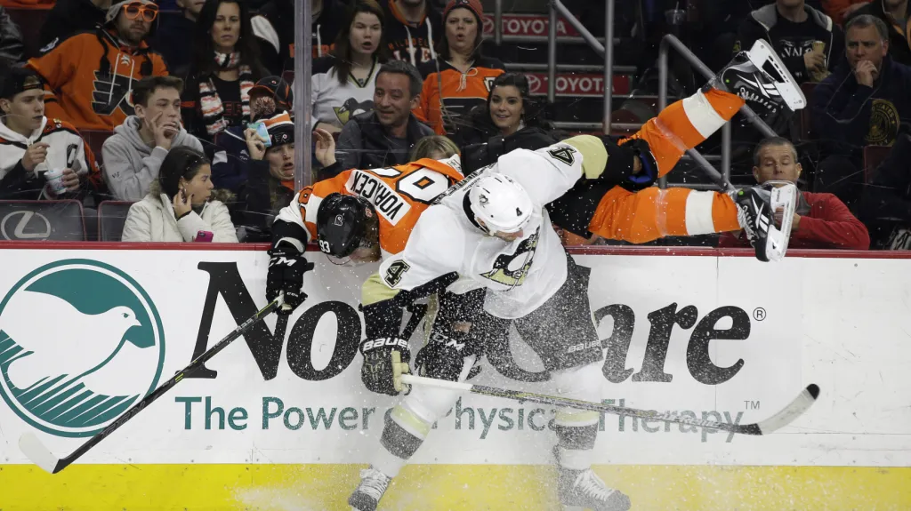 Jakub Voráček v souboji s Robem Scuderim