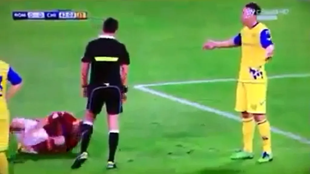 De Rossi simuluje v utkání s Chievem