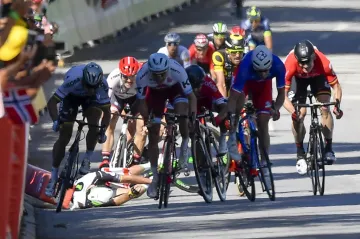 Mark Cavendish padá po kontaktu s Peterem Saganem na Tour de France