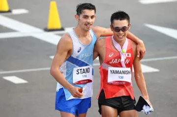 Chodci Ital Stano a Japonec Jamaniši