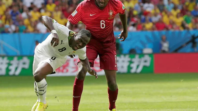 Portugalec William Carvalho (vpravo) fauluje Emmanuela Agyemanga-Badua z Ghany