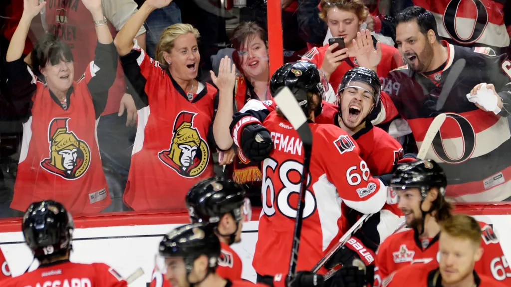 Jean-Gabriel Pageau (vpravo) se raduje z vítězného gólu Ottawy