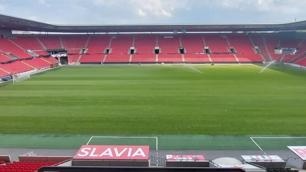 Nový trávník na stadionu Slavie