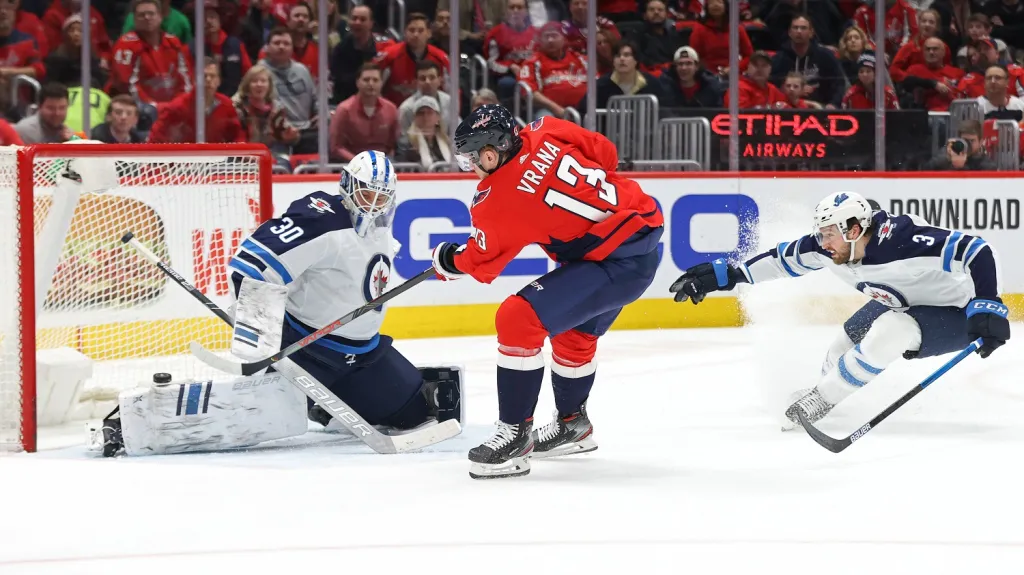Jakub Vrána skóruje proti Winnipegu