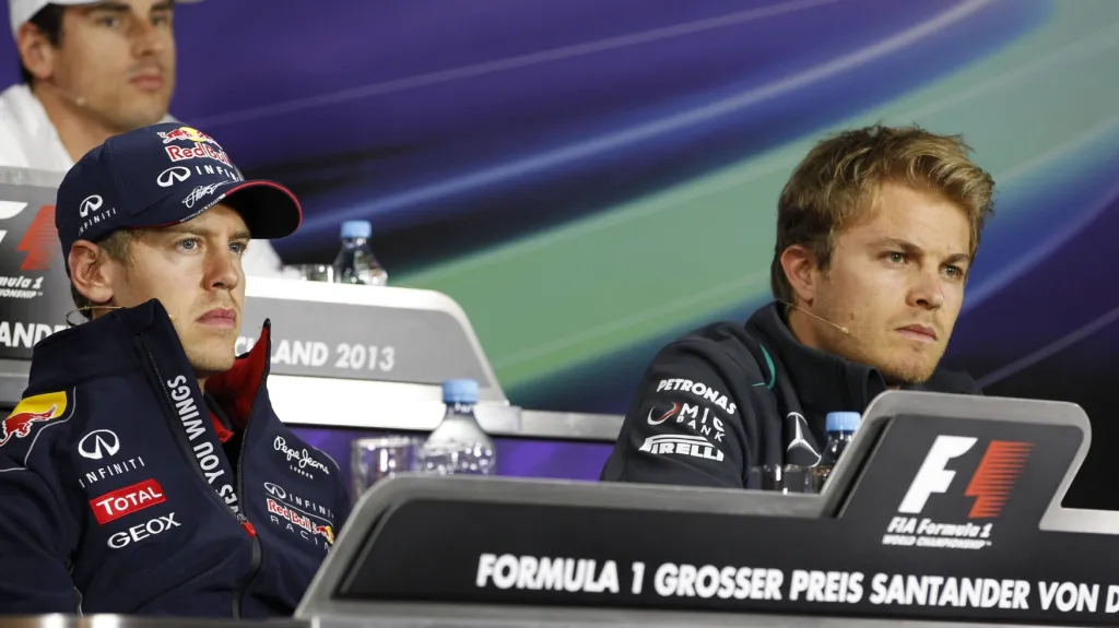 Sebastian Vettel a Nico Rosberg (vpředu)