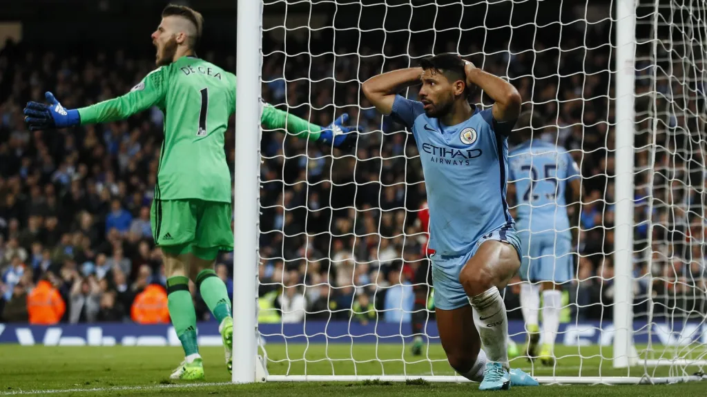 Sergio Agüero v utkání s Manchesterem United