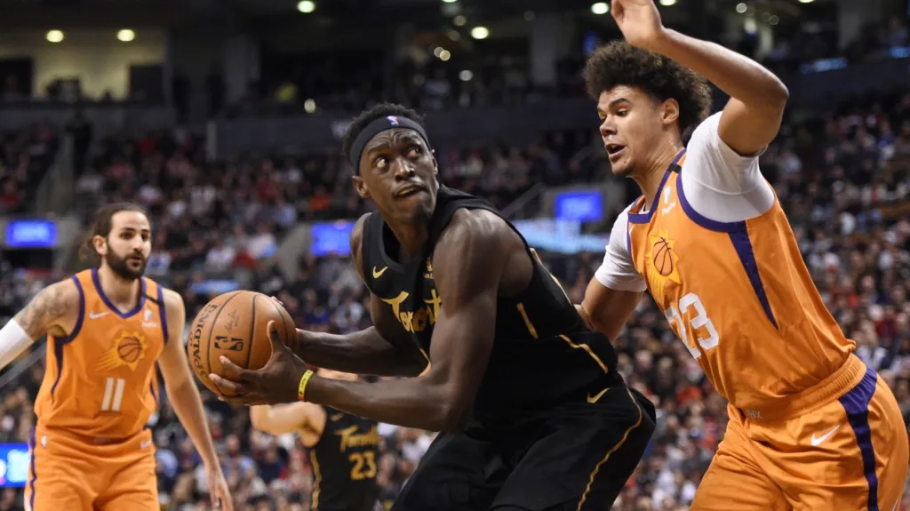 Pascal Siakam v duelu s Phoenixem