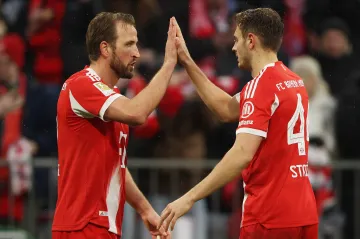 Útočník Bayernu Mnichov Harry Kane (vlevo) oslavuje s Josipem Stanišičem