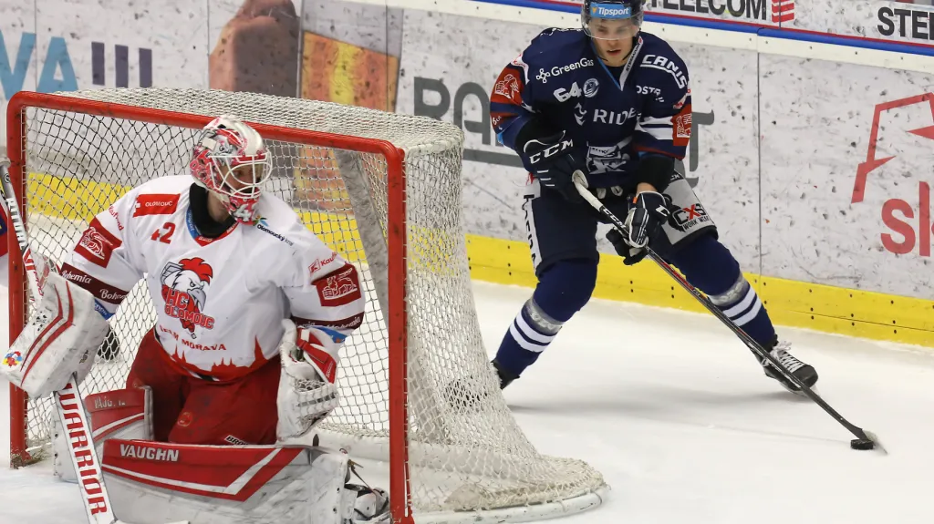 Vítkovický bek Patrik Koch objíždí olomouckou branku