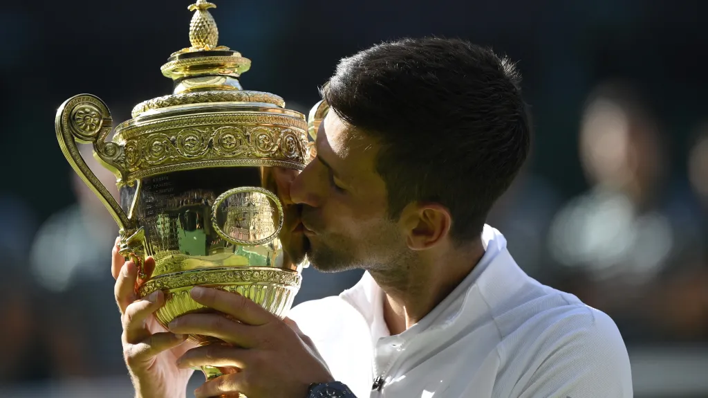 Novak Djokovič s trofejí pro vítěze Wimbledonu