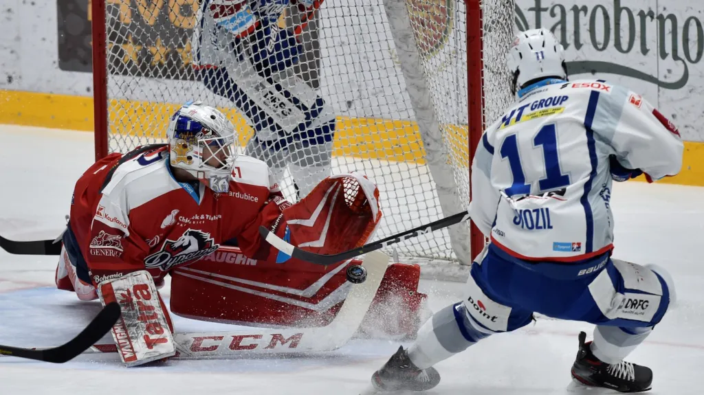 Pardubický brankář Kantor zasahuje proti bekovi Komety Svozilovi