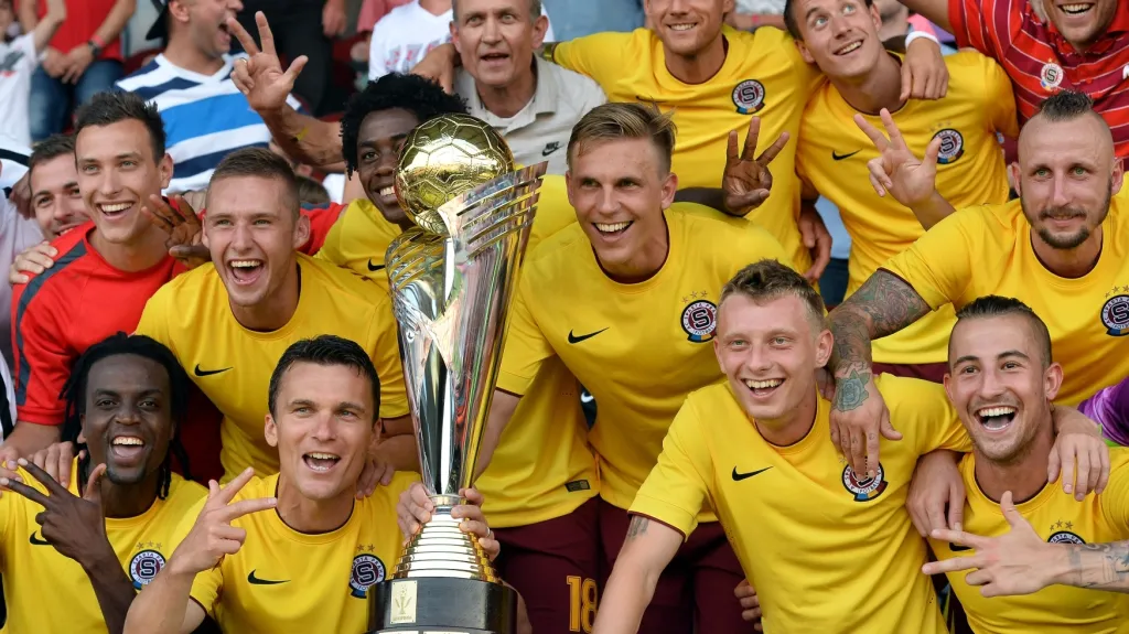 Fotbalisté Sparty s trofejí pro vítěze Superpoháru