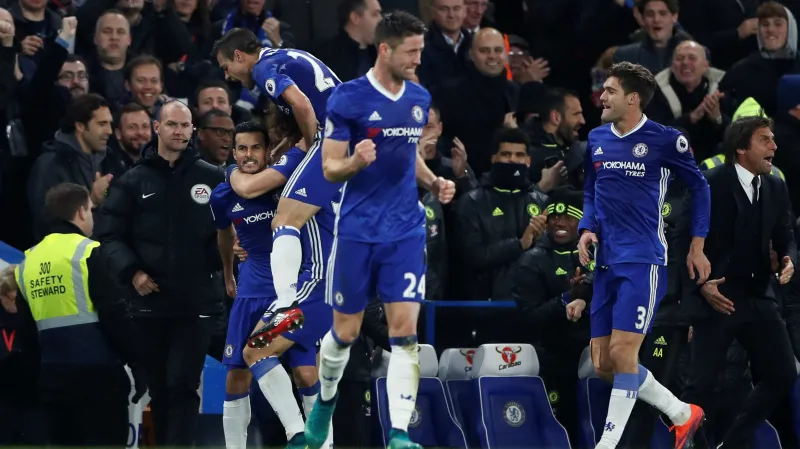 Fotbalisté Chelsea se radují z gólu do sítě Tottenhamu
