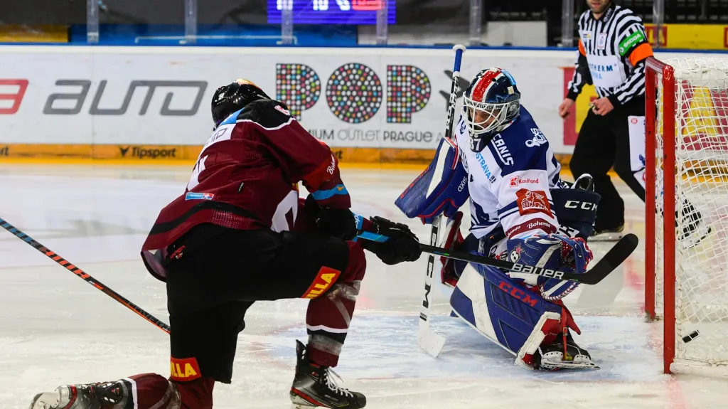 Roman Horák ze Sparty překonává vítkovického Daniela Dolejše