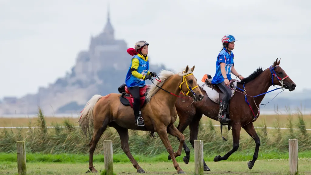 Jezdecký maraton hostilo okolí Mont-Saint-Michel