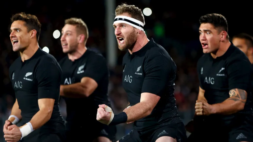 Kieran Read se spoluhráči při tanci haka