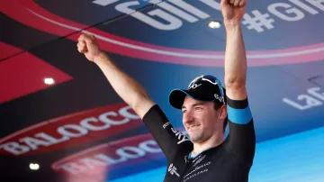 Elia Viviani slaví triumf v etapě Giro d'Italia