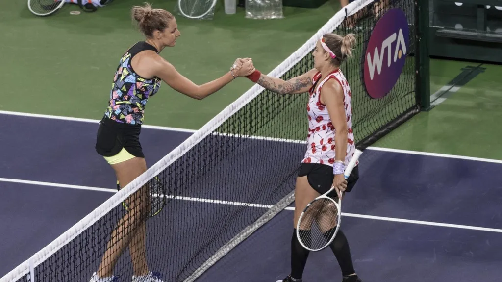 Kristýna Plíšková přijímá gratulaci od Mattekové-Sandsové