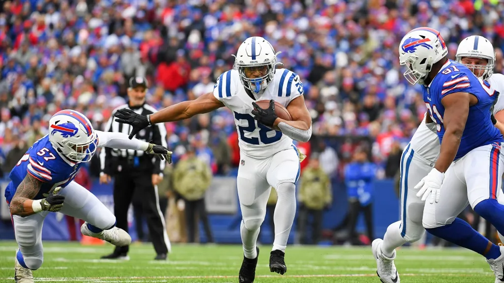 Jonathan Taylor proniká obranou Buffala