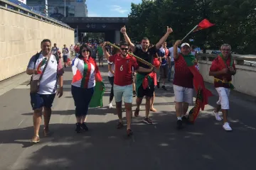 Portugalští fanoušci mířící ke stadionu Stade de France